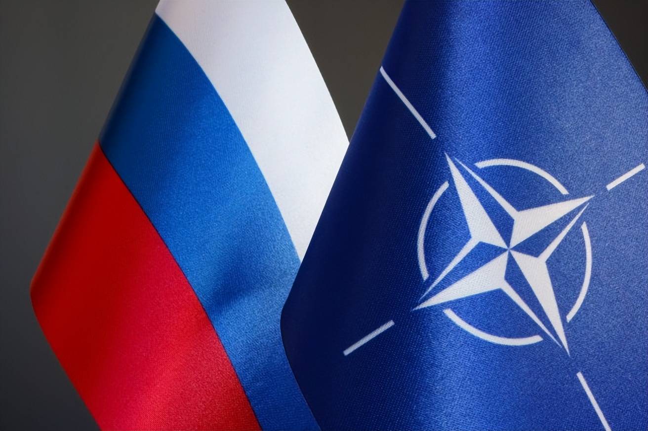 俄罗斯国旗和北约旗帜)西方不敢轻举妄动在俄乌冲突两周年之后,以法国