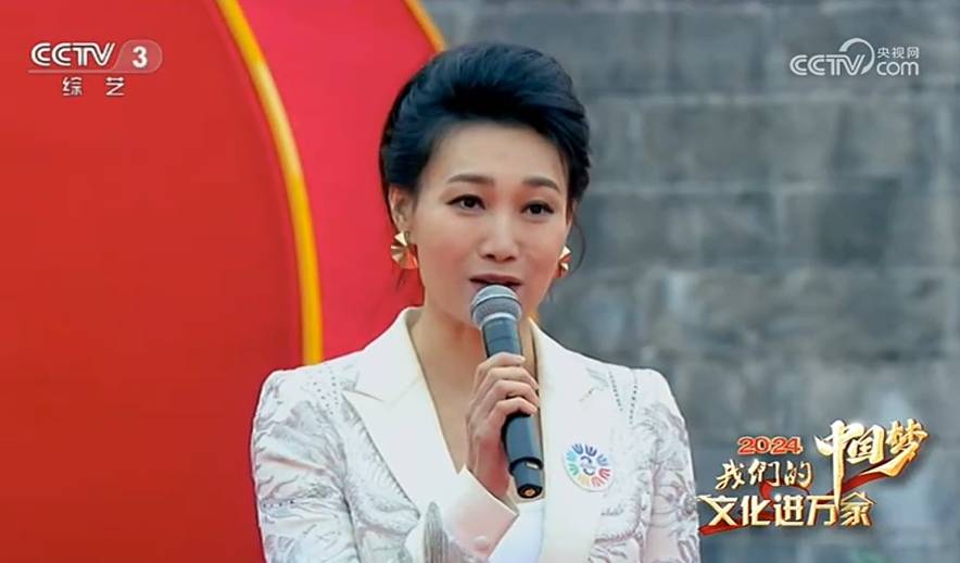 李梓萌:主持《2024文化进万家》晚会,稳重又喜庆比龙洋还要优秀_潮州
