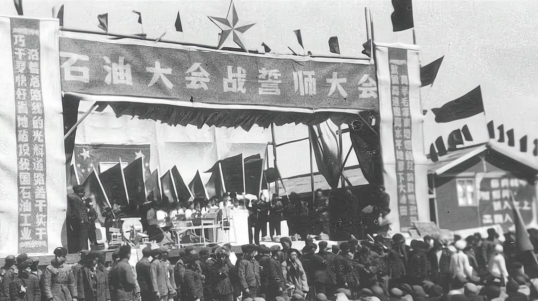 王进喜:为祖国献石油的铁人,为阻止井喷,带伤跳进泥浆坑_大庆油田