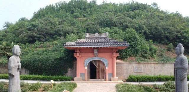 这一座古墓位于浙江温州苍南县南山头村,这座墓外面没有任何的墓碑和