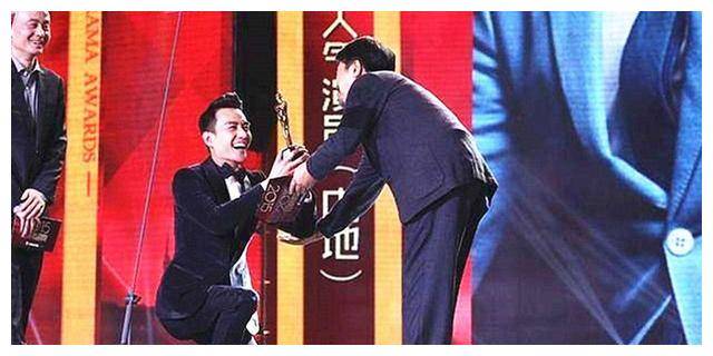 原创红红火火红靳东王凯一手扶持汇聚力量获奖下跪感恩