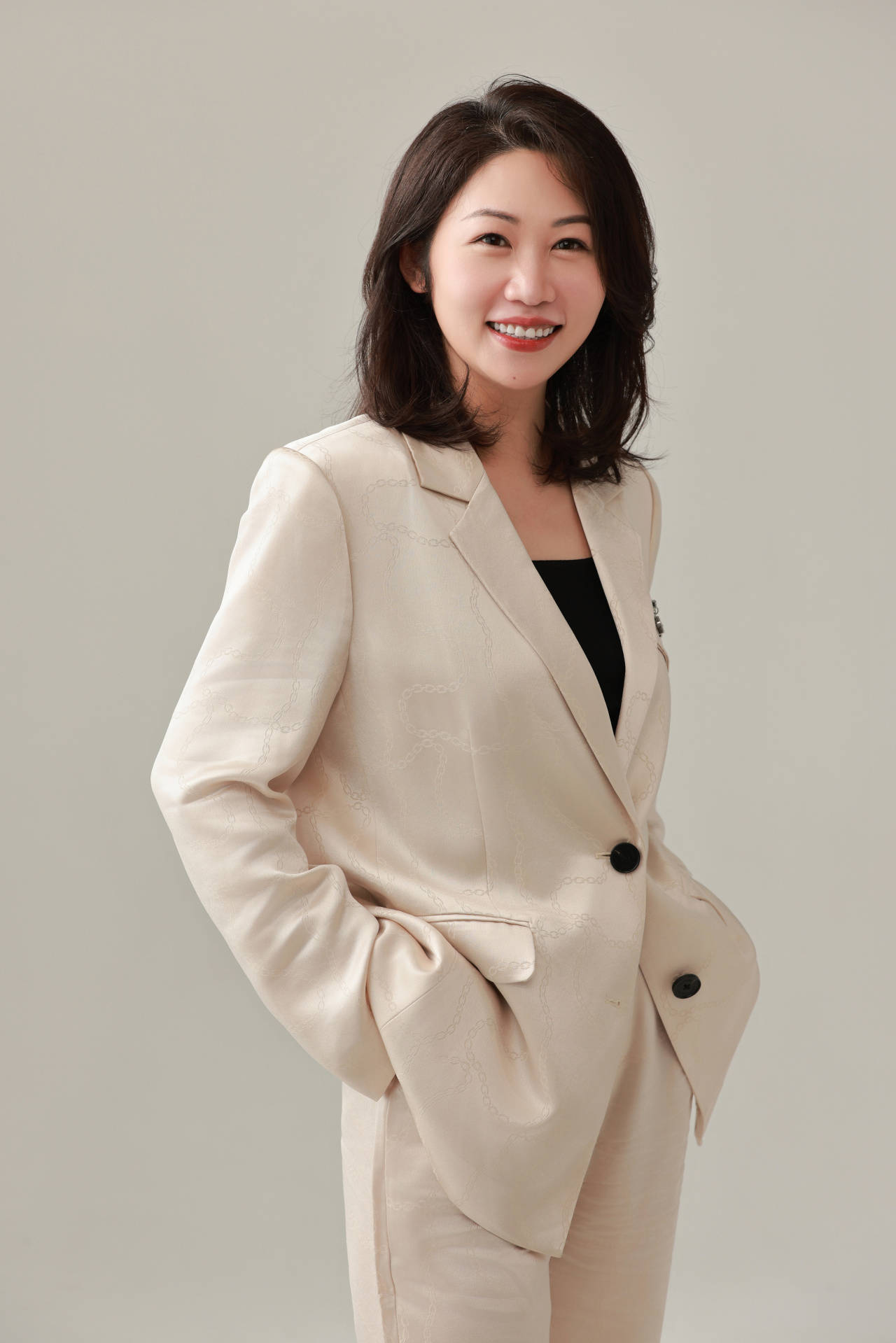 安那迪邓晓明简奢优雅不凡演绎aw24中国国际时装周