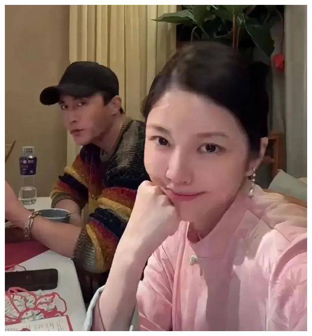 杜淳直接推开王灿坐在自己腿上的情况,引发热议._时尚_层次_风格