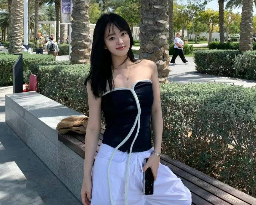 原创jkl女友国外旅游晒照穿泳装身材满分自拍却撞脸knight