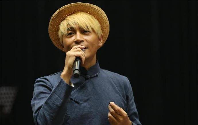 原创陈志朋为什么变成这了陈志朋服装怪异辣眼睛