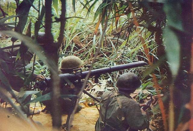 全班穿过灌木林,距敌人阵地只有三四十米了,稍有风吹草动,就会被敌人