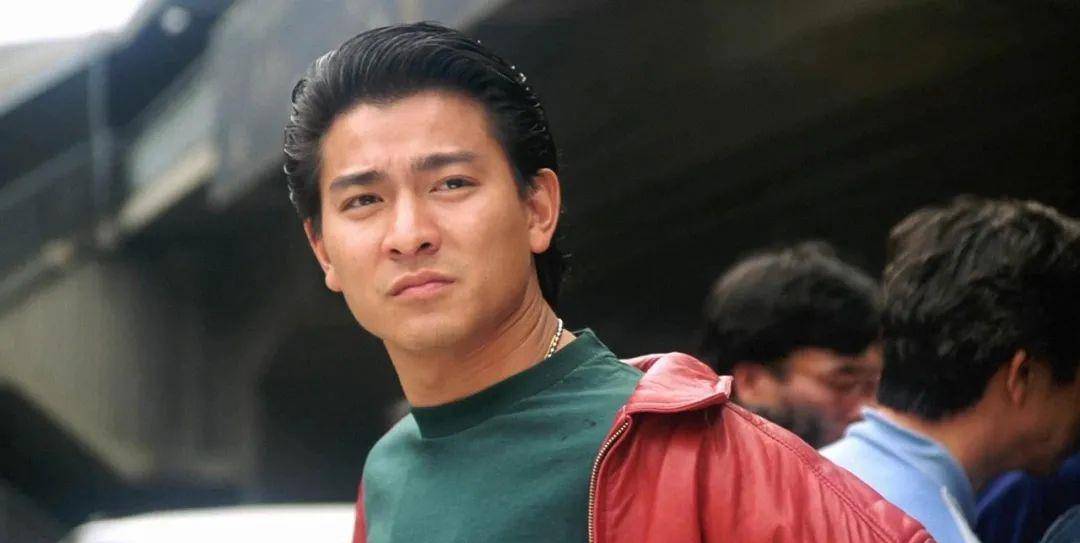 电影中,刘德华的这件红色拉链夹克款皮衣,是刘德华所有皮衣中最著名的