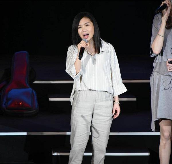 (马毓芬不仅仅是歌手,也是天后御用和音师,也是专辑与配唱制作人,业界