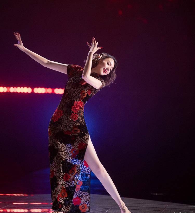 原创程莉莎穿旗袍跳舞看到裙子开衩的高度真不怕老公郭晓东生气