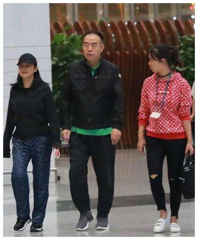 原创陈红走机场被拍穿绿开衫套卫衣时髦减龄跟老公相视一笑好甜