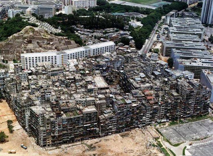 70年代香港九龙城寨:5万人共用两个厕所,现实版的"罪恶之城"