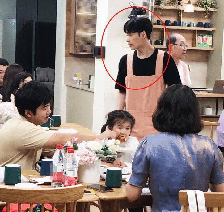 原创忘不了餐厅继陈赫后迎来一位人气偶像穿着粉红围裙好可爱