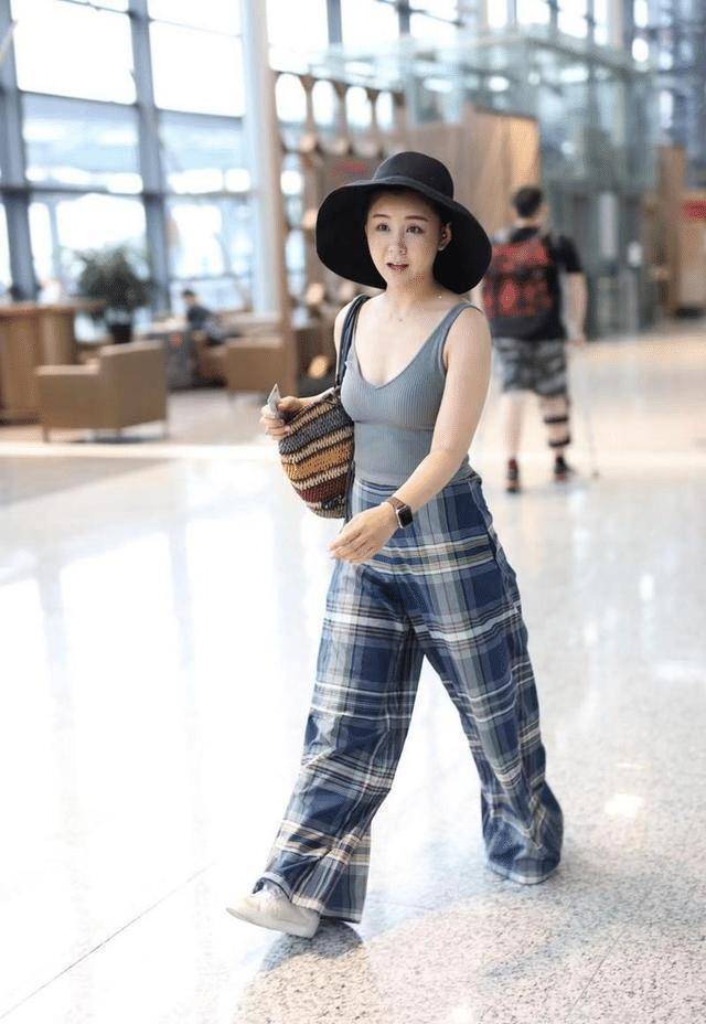 原创李小萌个子小但敢穿紧身背心配阔腿裤丰满身材至少显胖10斤