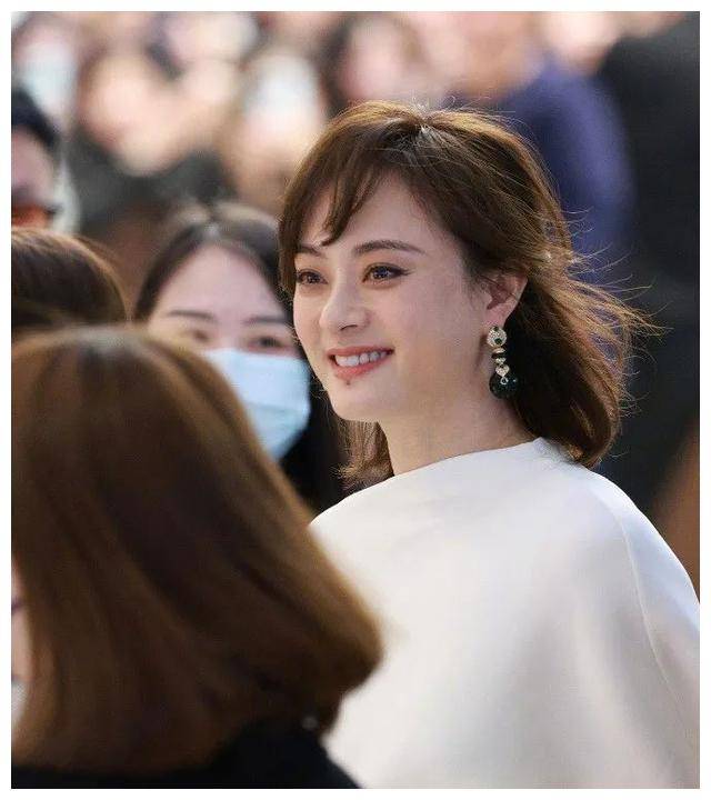 孙俪41岁依旧飘逸长发,与蒋欣合照魅力无限,惊艳!_美人_短发_美貌