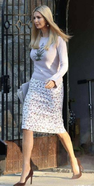 原创伊万卡身材真厉害真空穿粉色西装也藏不住凹凸感不愧是尤物