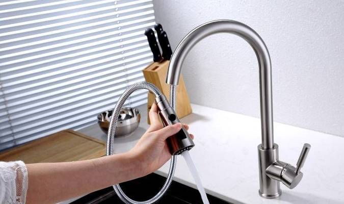 24,可以在阳台做个洗拖把池,方便实用.23,阳台的晾衣架实用就好了.