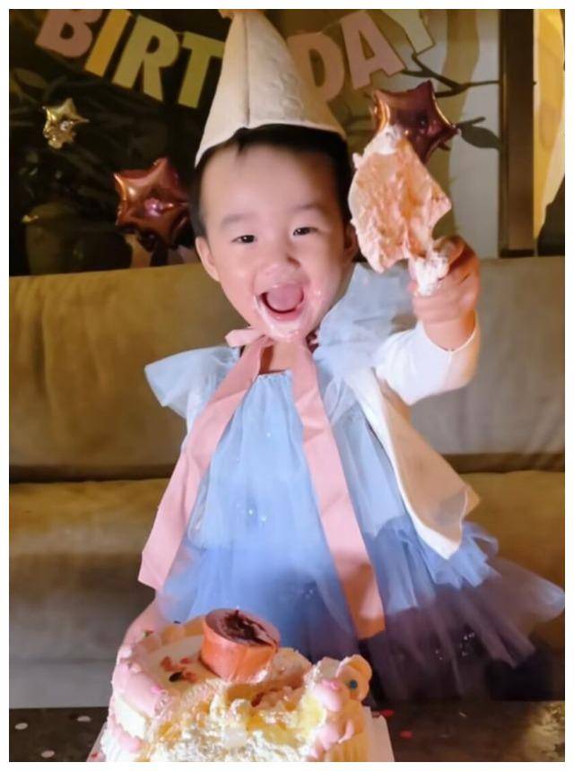李亚鹏幼女2岁生日,小夏夏精灵可爱,爸爸海哈金喜陪切蛋糕._妈妈_女儿