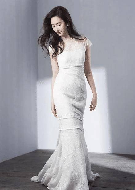 原创刘亦菲疯了吧穿衣顾上不顾下透视半身裙露安全裤真尴尬