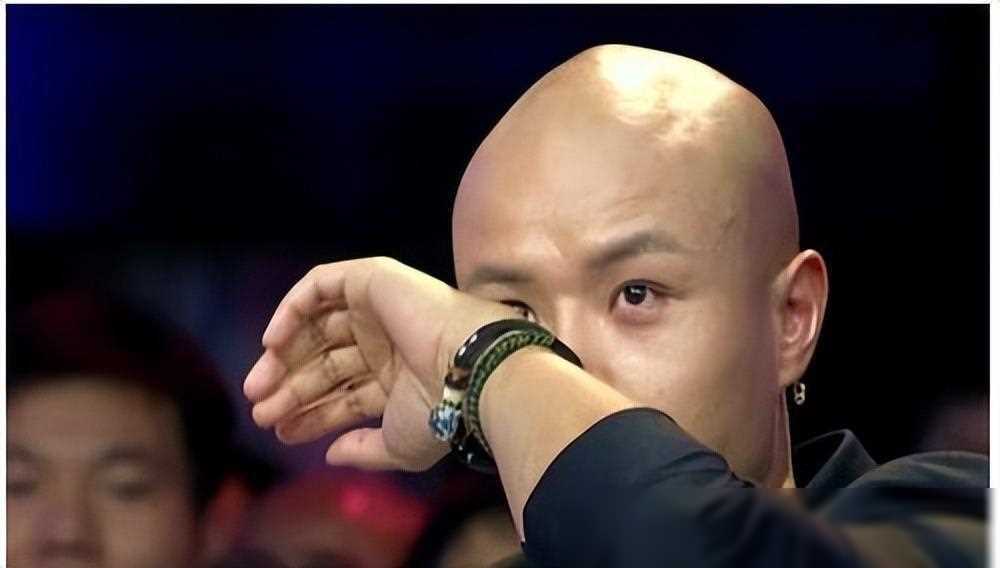 原创乐嘉在美国逛超市被拍斐济矿泉水整箱买网友国内赚钱国外花