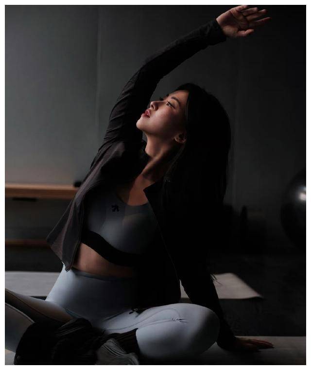 39岁朱珠 和 43岁董洁 同穿瑜伽裤,迥然不同!