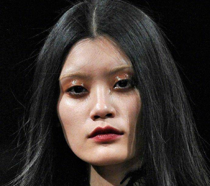 原创阔太奚梦瑶早期照片曝光国际超模脸棱角分明瘦骨嶙峋成纸片人