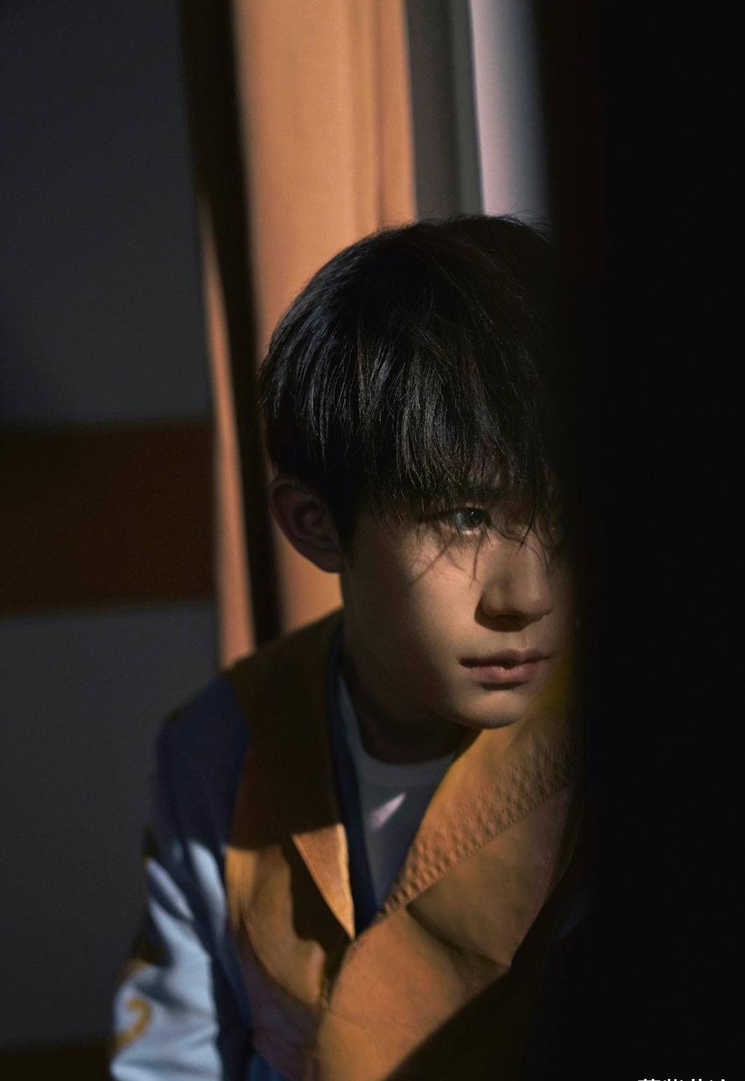 原创易烊千玺少年初成魅力与气质越来越出众眼神撩人谁人不爱呢