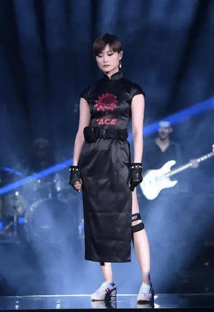 程莉莎穿旗袍太惊艳了穿黄色印花旗袍风韵犹存古典美好抢镜