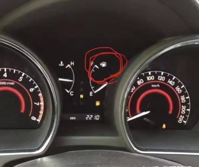 一秒辨别油箱位置,你知道谁发明了油箱盖的小箭头吗?_搜狐汽车_搜狐网