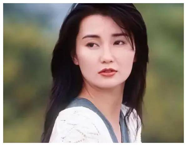 60岁张曼玉颜值重回巅峰,变胖之后人也年轻了,穿搭朴素接地气_魅力