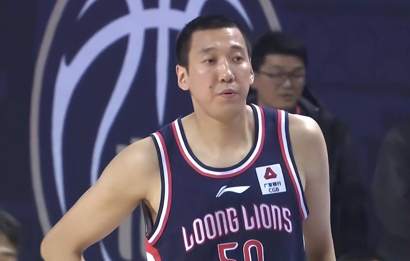 在与浙江稠州,南京同曦等队的比赛中,郑准替换李彦哲罚球.