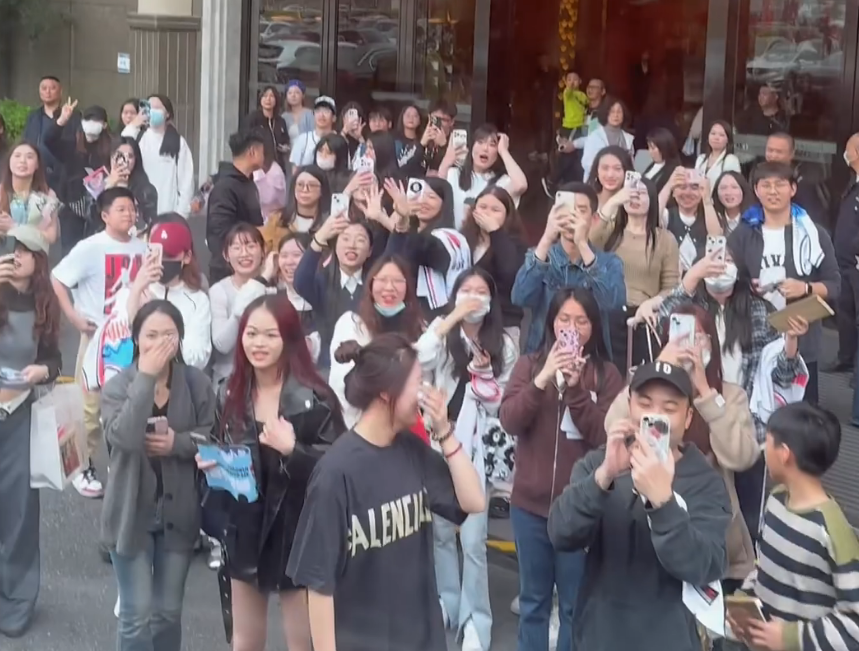 而离开后,赵睿还向所有粉丝挥手致意.