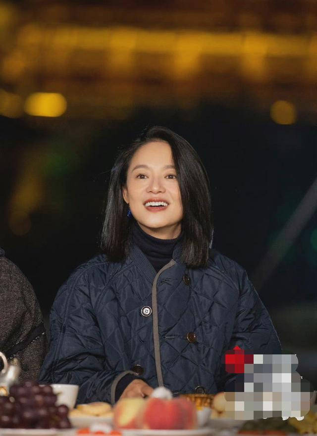 周韵上节目不掩饰脸上瑕疵,脸颊松弛没了胶原蛋白,但气质高级!