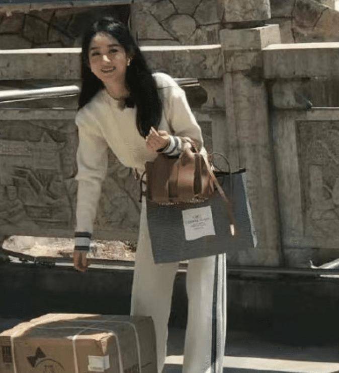 原创中餐厅路透照赵丽颖撞脸太阳女神谢娜失去精修尽显真实状态