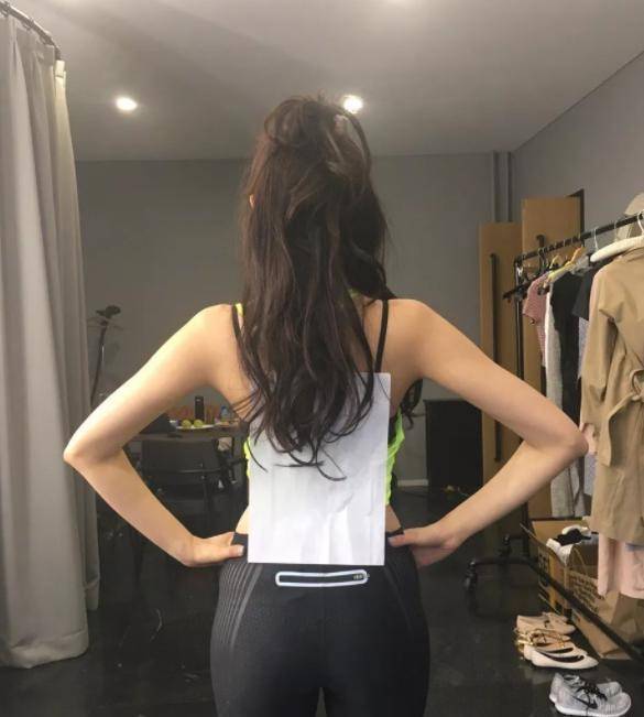 原创49岁闫妮瘦成佟丽娅体重不到100斤坦言减肥方法真的很简单