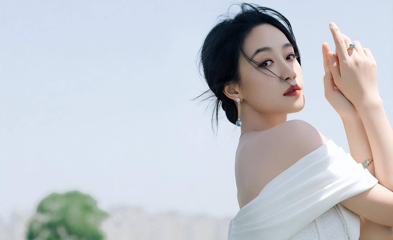 2016年,与电视剧《宝莲灯》中饰演男主角陈翔的曹骏相恋.