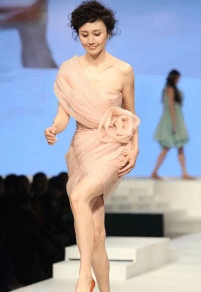 原创袁泉终于翻车了穿粉色斜肩连衣裙扮嫩却被包租婆发型毁了