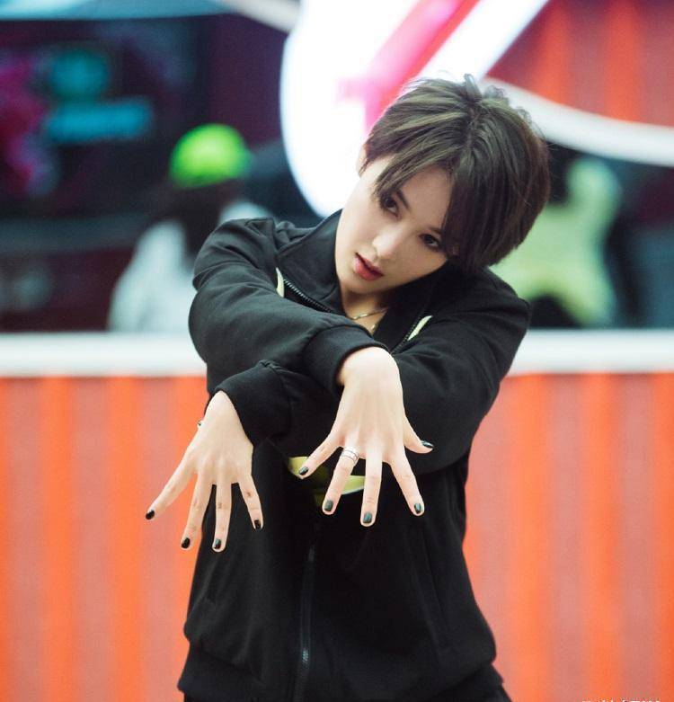 原创滚地板也是个技术活张馨予遭姐姐们嘲笑女神也太可爱了