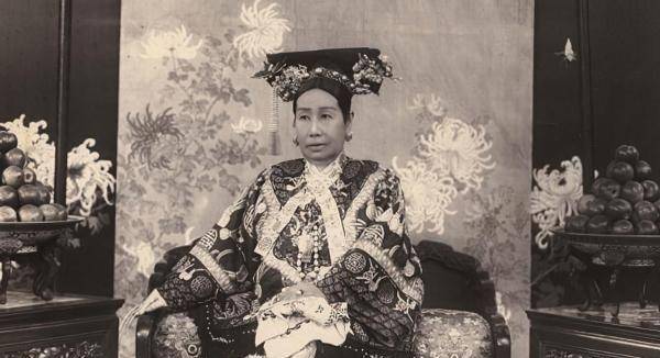 抬进来的皇后,不能做这样阿谀奉承的事",殊不知这番话深深刺痛了慈禧