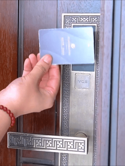 门锁内侧具备反锁旋钮,再增一道安全防线.