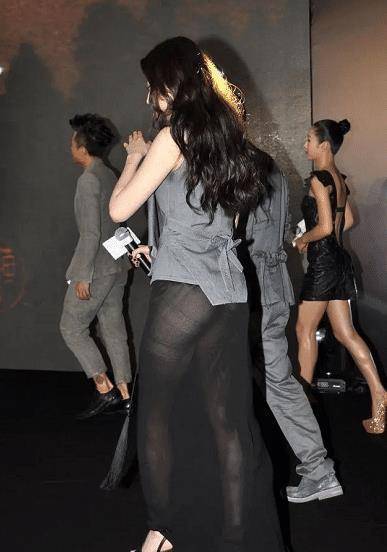 原创刘亦菲疯了吧穿衣顾上不顾下透视半身裙露安全裤真尴尬