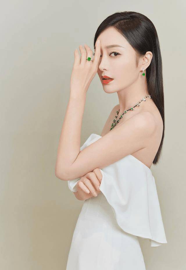 原创被秦岚的括号臀迷住了穿白色鱼尾裙凹身材腰臀比太惊艳