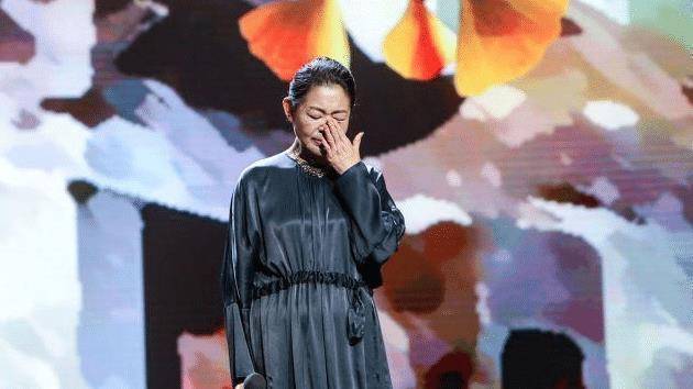倪萍60岁开始减肥成功穿宽松缎带连衣裙录节目年轻10岁不止
