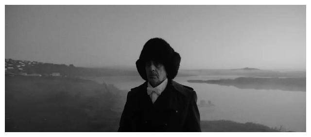 魔幻现实主义的讽刺之旅看伯爵如何颠覆想象