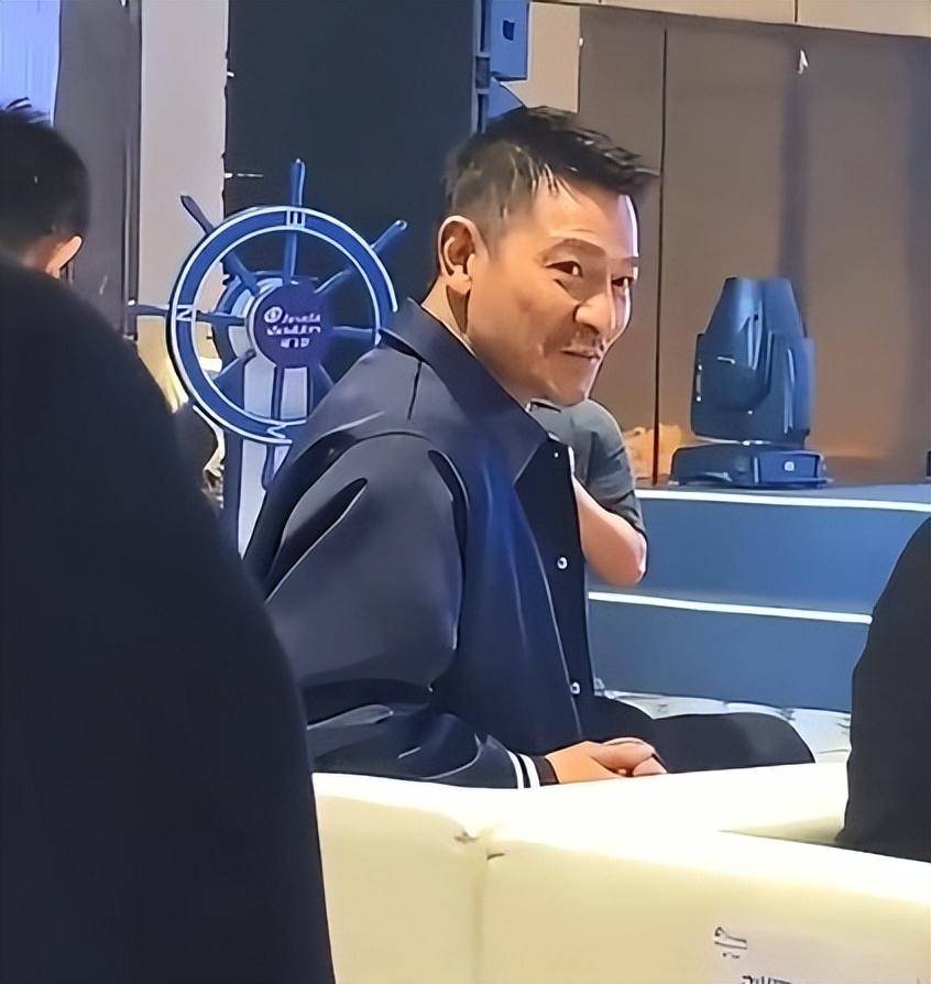 6位男星白发照,成龙一夜苍老,刘德华也逃不过_吴彦祖_周星驰_因为