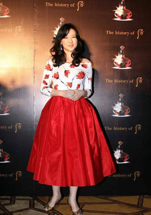 原创李英爱也难逃岁月穿红色蓬蓬裙扮嫩眼角皱纹太真实了