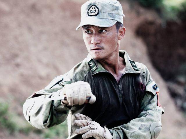 他身高一米五,却是真正特种兵,两次出演《战狼》,身份背景强大