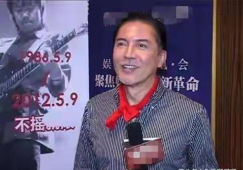 如今他独自一人生活在加拿大,60岁时尊龙决定不再演戏!