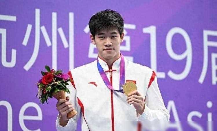 在叶瑾的悉心指导下,宁泽涛在混合泳项目中大放异彩,成绩就像火箭一样