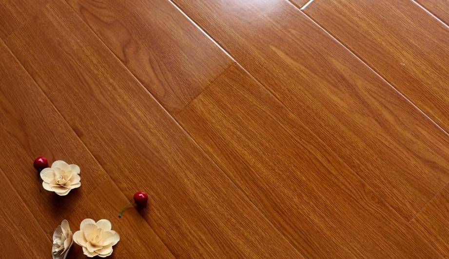 一,复合地板就是市场上最常见的,花纹颜色繁多,价格便宜的那种地板.