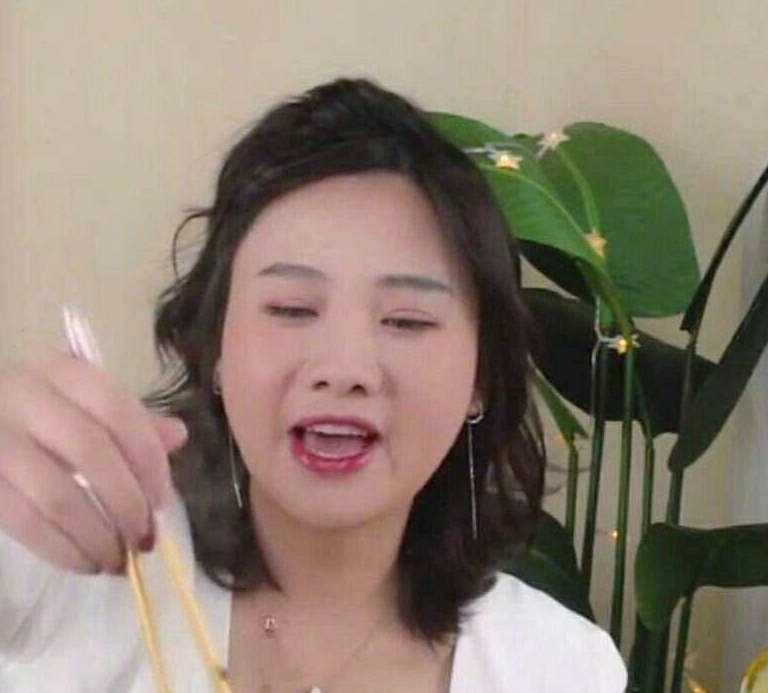 中国最有名的大胃王朵一7分钟吃15桶火鸡面她饭量比男人还大